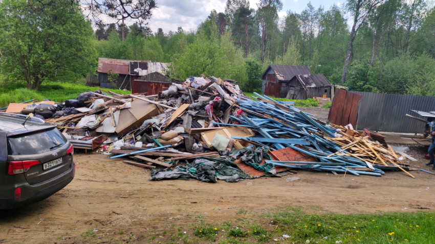 Свалка строительных отходов в загородной местности
