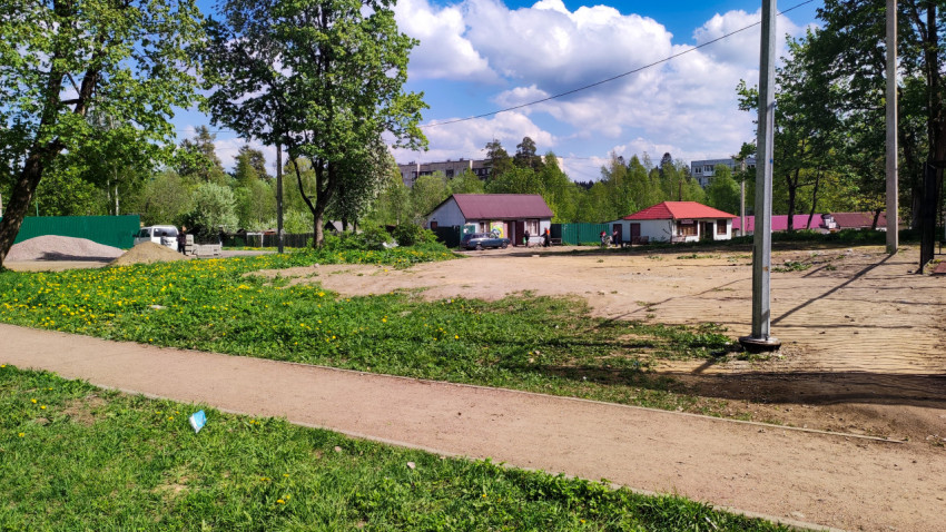 Пейзаж открытой площадки у поселка