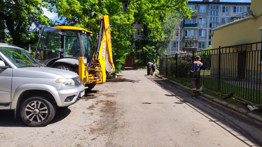 Работы по благоустройству дороги во дворе жилого комплекса