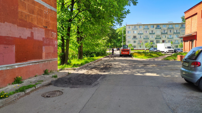Ремонт дороги в городском районе в солнечный день