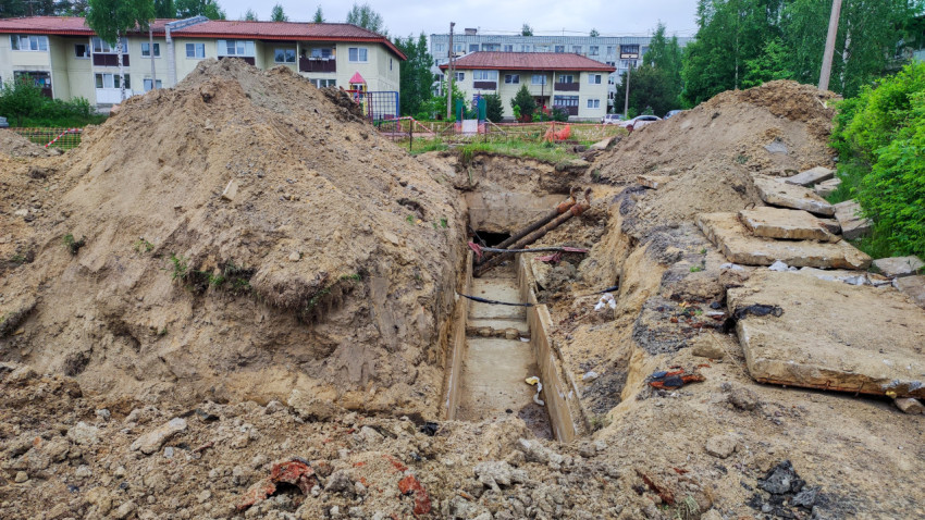 Котлован для инженерных сетей в жилом районе