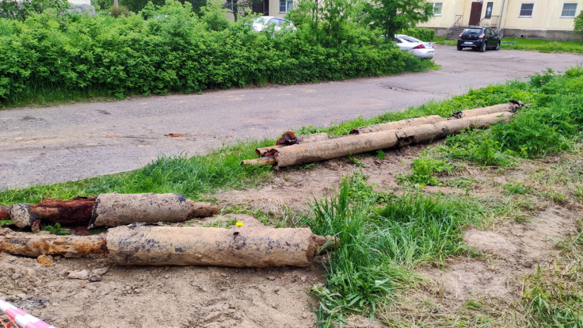 Старые ржавые трубы на обочине дороги