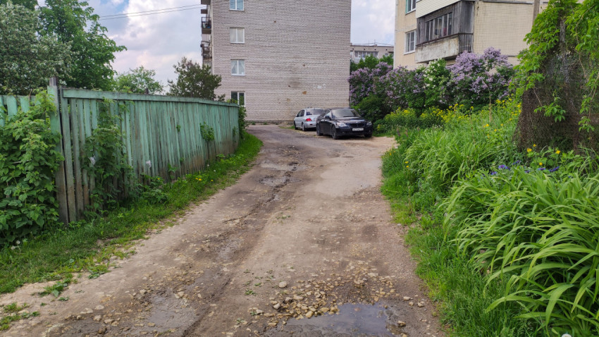 Гравийная дорога в жилом районе