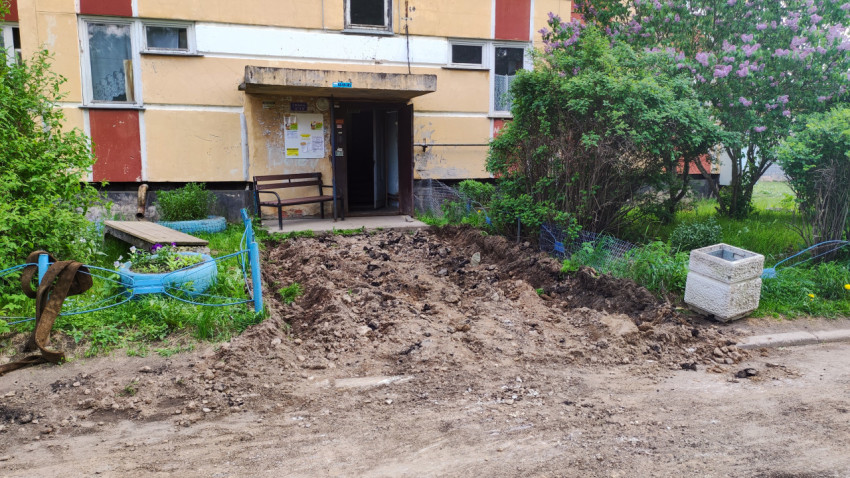 Ремонтный участок перед многоквартирным домом