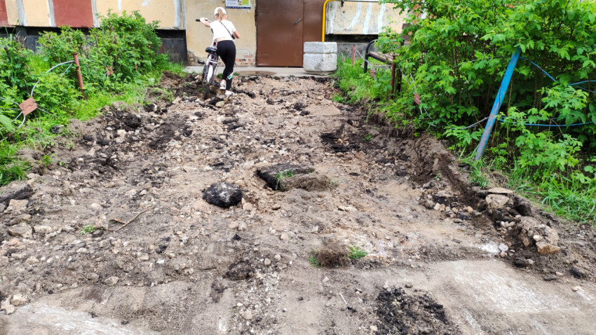 Разрушенная дорога перед подъездом