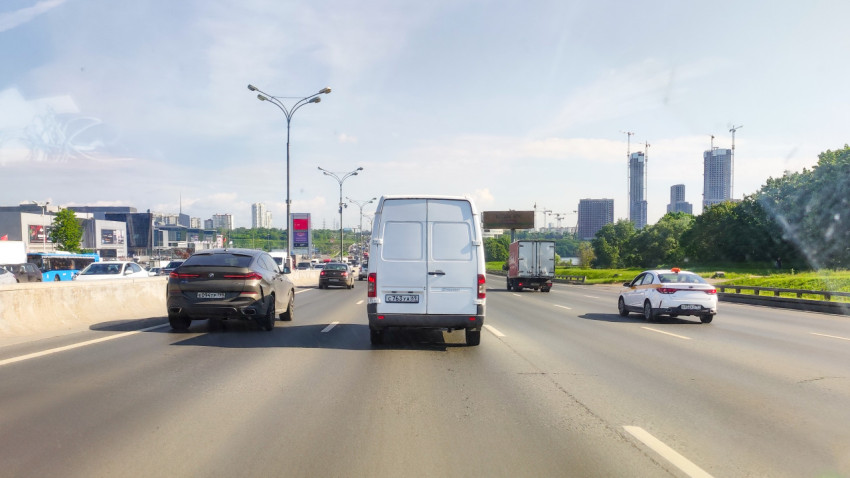 Движение автомобилей на городском шоссе в солнечный день