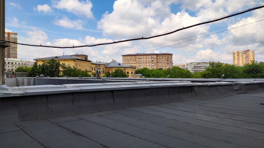Вид на крыши Москвы, солнечный день и облачное небо