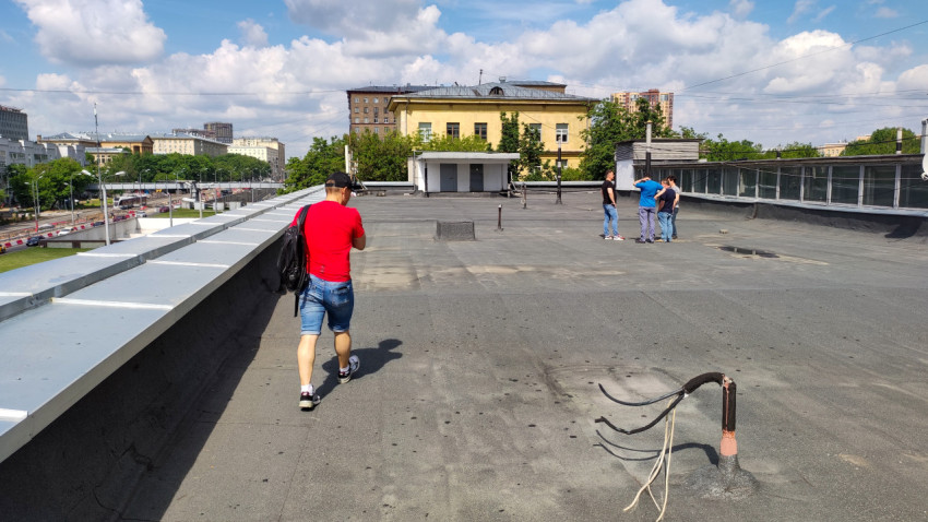 Молодые люди на крыше здания