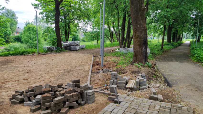 Укладка тротуарной плитки в парке на новой дорожке