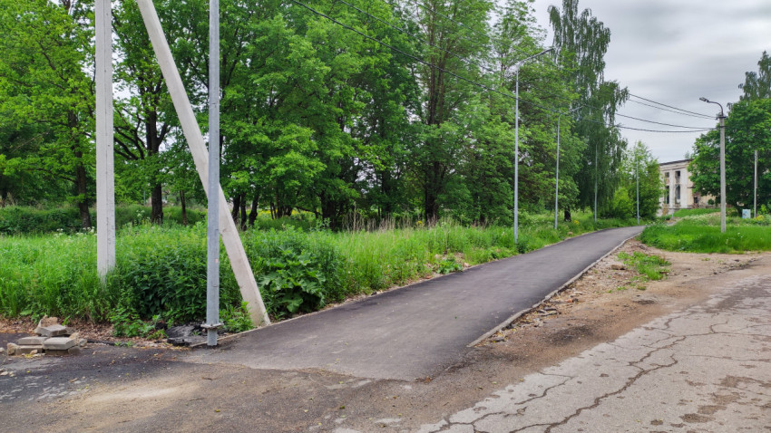 Новая асфальтированная дорожка в парке