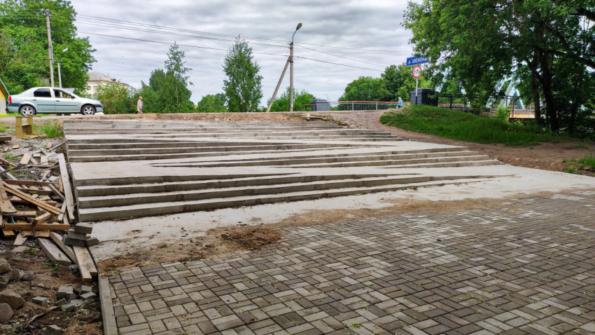 Строительство бетонных ступеней в парке рядом с дорогой