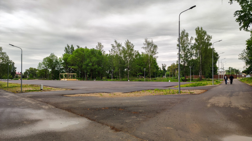 Новый паркинг для автомобилей в парке