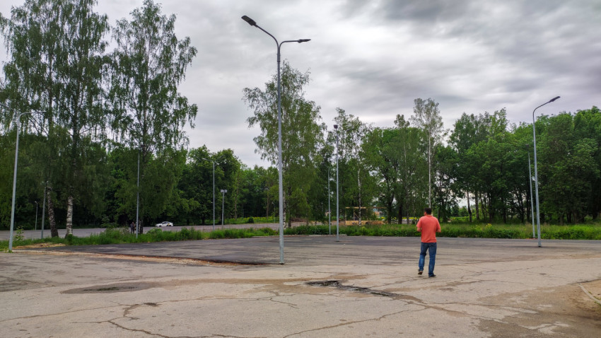 Новый паркинг для автомобилей на фоне облачного неба