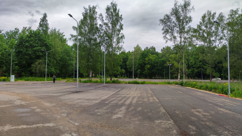 Новая парковка для автомобилей возле городского парка