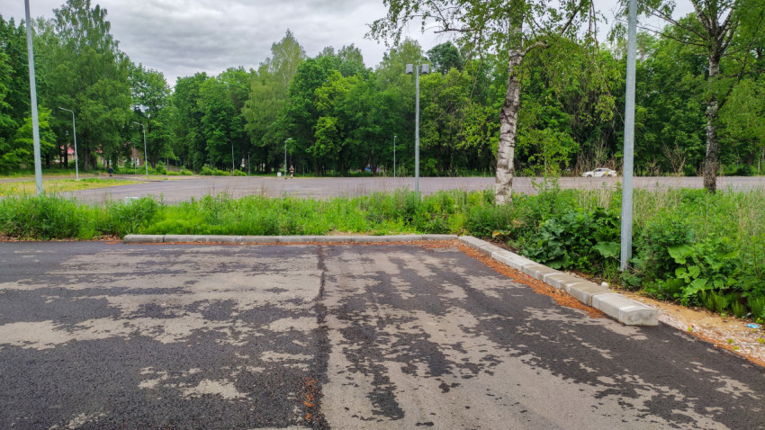 Новая парковка для автомобилей в зеленом парке