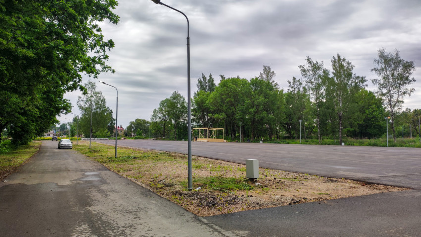 Новая парковка для автомобилей в зеленом городском районе