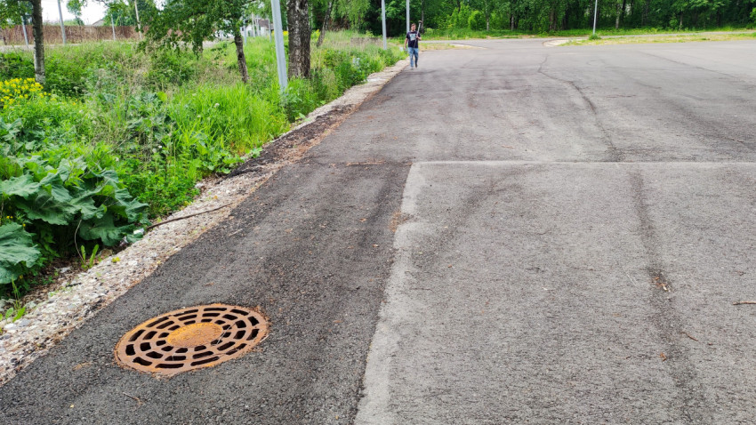 Новая парковка для автомобилей с ухоженной дорожной поверхностью