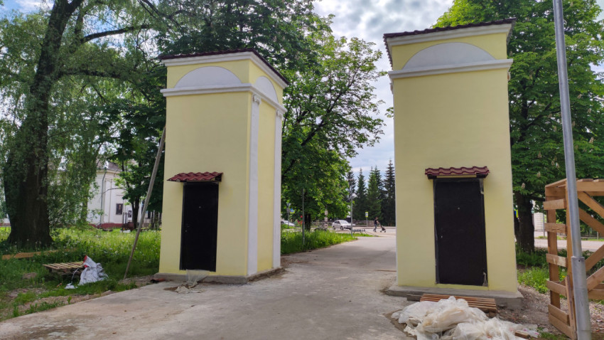 Вход в парк культуры и отдыха в Порхове с красивыми башнями