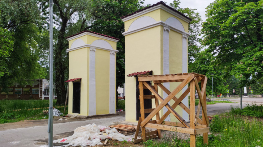Башни у входа в парк культуры и отдыха в Порхове