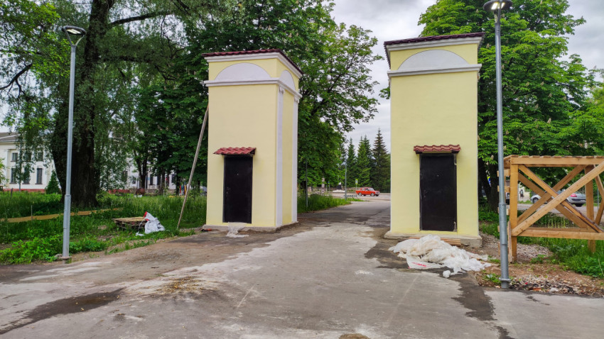 Вход в парк культуры и отдыха в Порхове