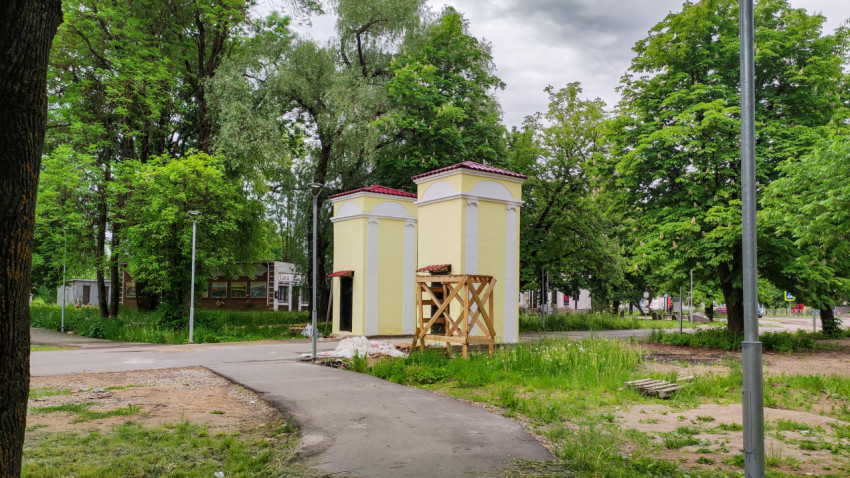 Ворота парка культуры и отдыха в Порхове