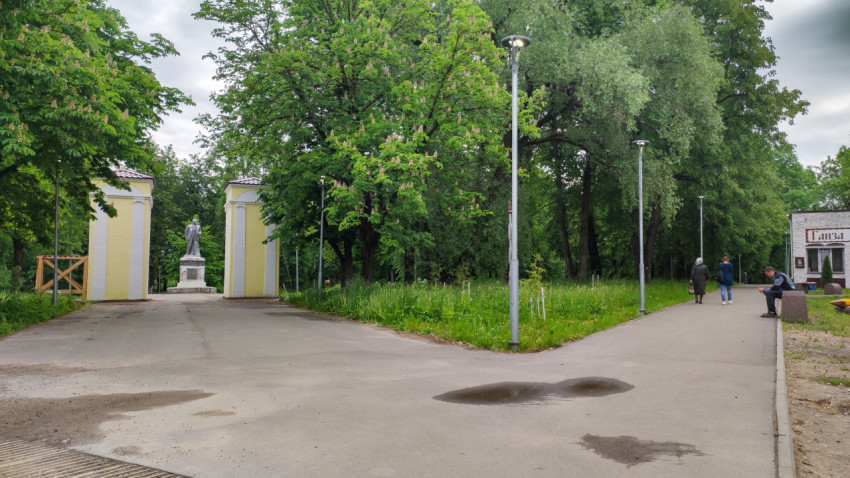 Вход в парк с памятником в центре города