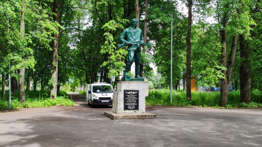 Памятник партизанам в Порхове среди зелени