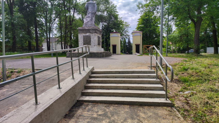 Лестница и пандус для инвалидов у памятника Ленину в Порховском парке