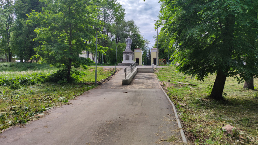 Лестница и пандус для инвалидов у памятника Ленину в парке Порхова
