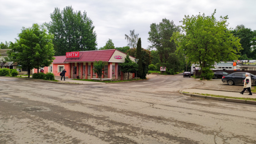 Небольшая цветочная лавка на улице в городе