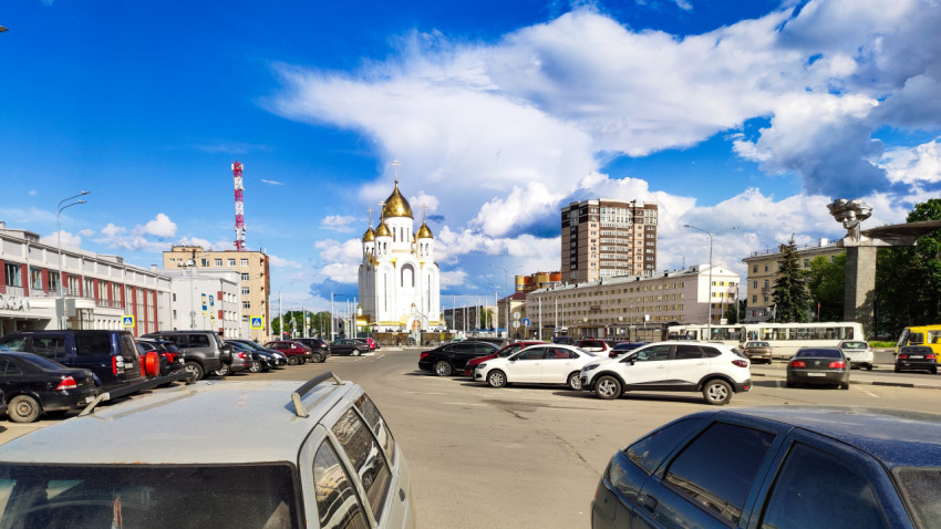 Площадь железнодорожного вокзала в Иванове в ясный день