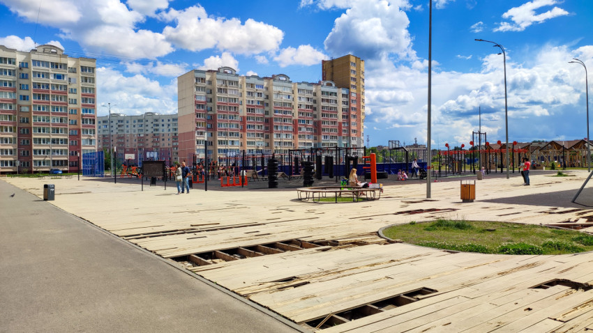 Спортивная площадка в жилом районе города под ярким небом