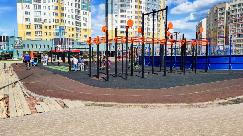 Спортивная площадка на улице в солнечный день