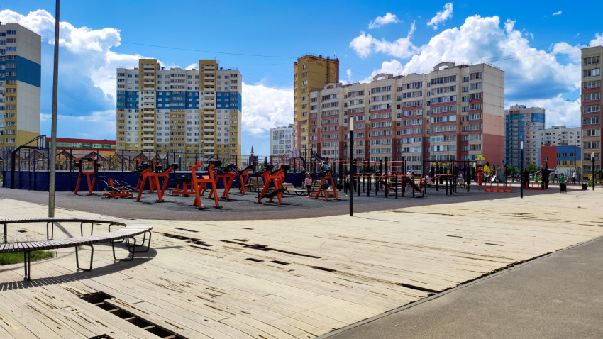 Спортивная площадка в солнечный день среди жилых зданий