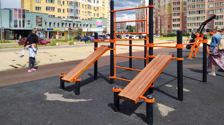 Спортивная площадка с турниками в городе