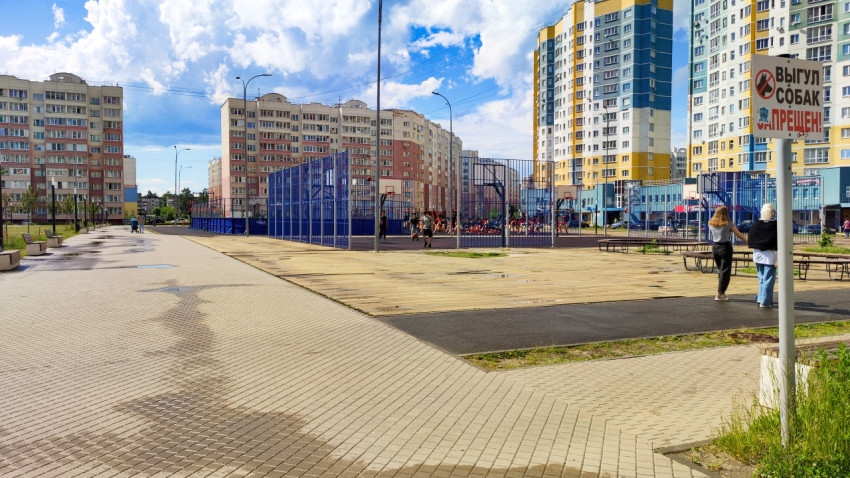 Спортивная площадка в жилом районе под ярким небом