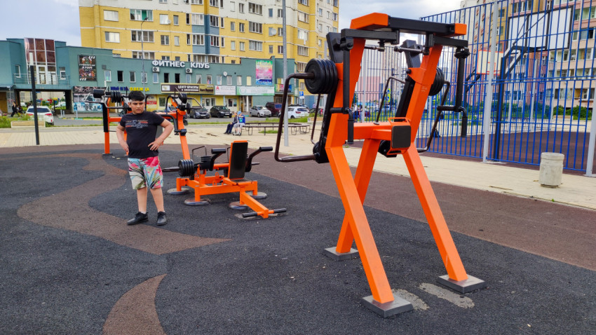 Спортивная площадка с современными тренажерами в городе
