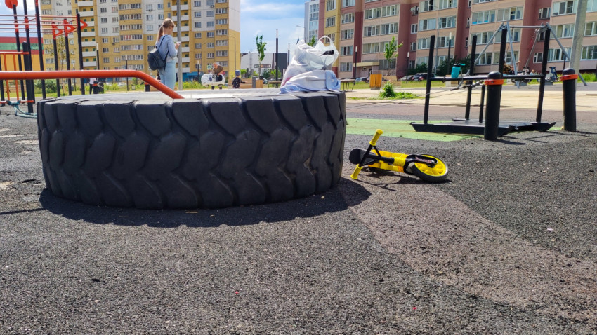 Большая шина на спортивной площадке