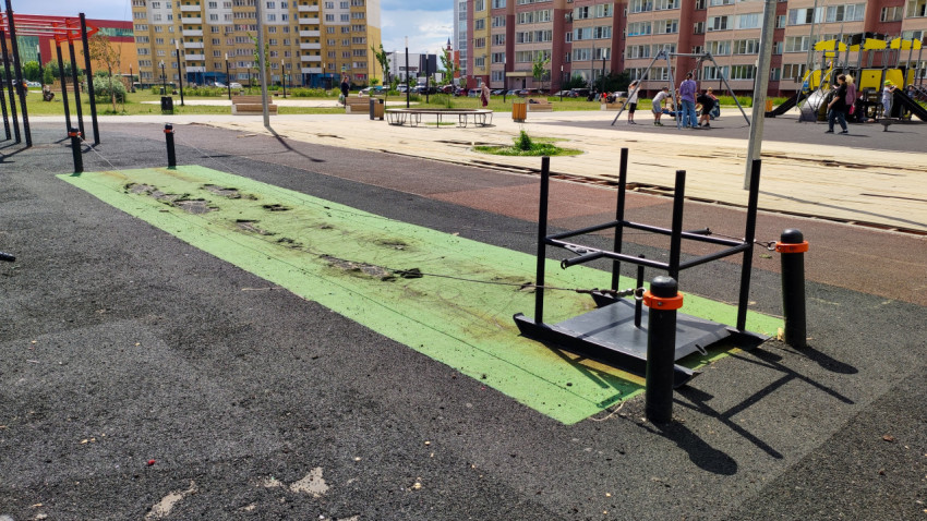 Поврежденное спортивное оборудование на улице в районе жилых домов