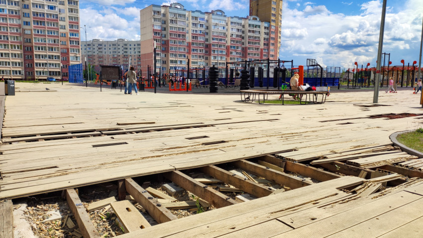 Поврежденное деревянное покрытие на спортивной площадке в городе