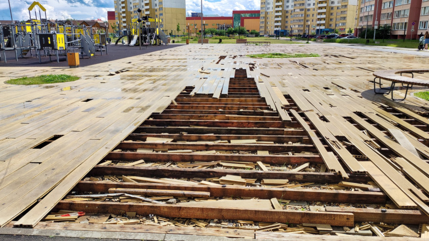 Поврежденное деревянное покрытие на детской площадке в городе