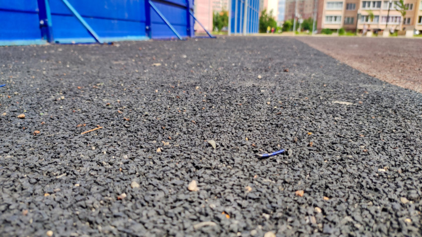 Новое резиновое покрытие для спортивной площадки в городе