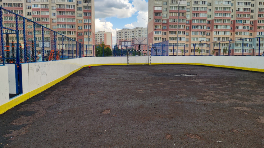 Поврежденное резиновое покрытие на мини-футбольном поле в городе