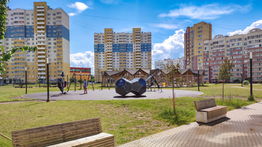 Детская площадка в жилом районе с новыми игровыми элементами