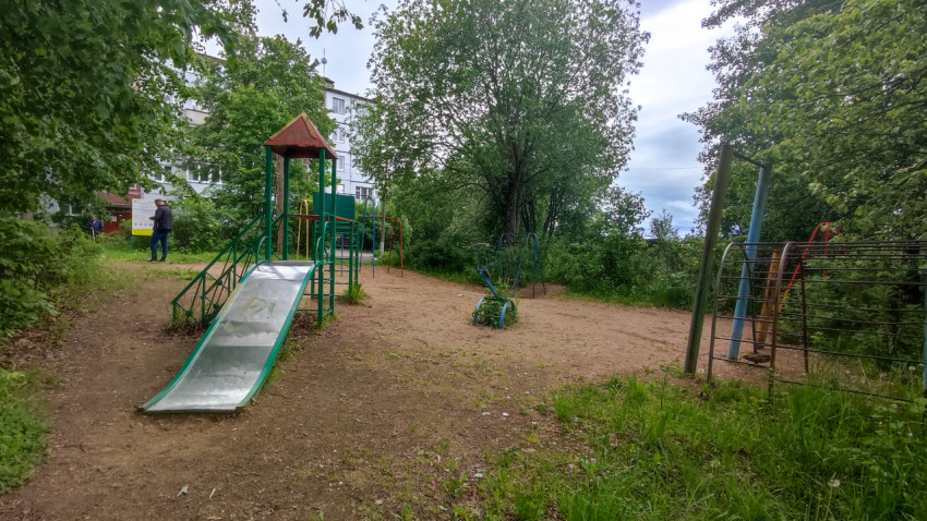 Игровая площадка с качелями и горкой