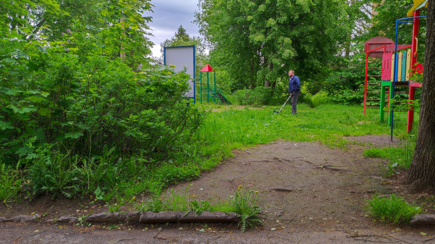 Работа по благоустройству детской площадки в парке