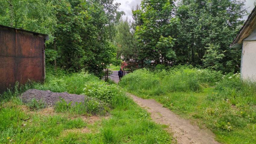 Дорожка среди травы возле гаражей