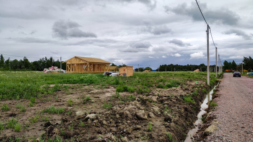 Строительство загородного дома на фоне облачного неба