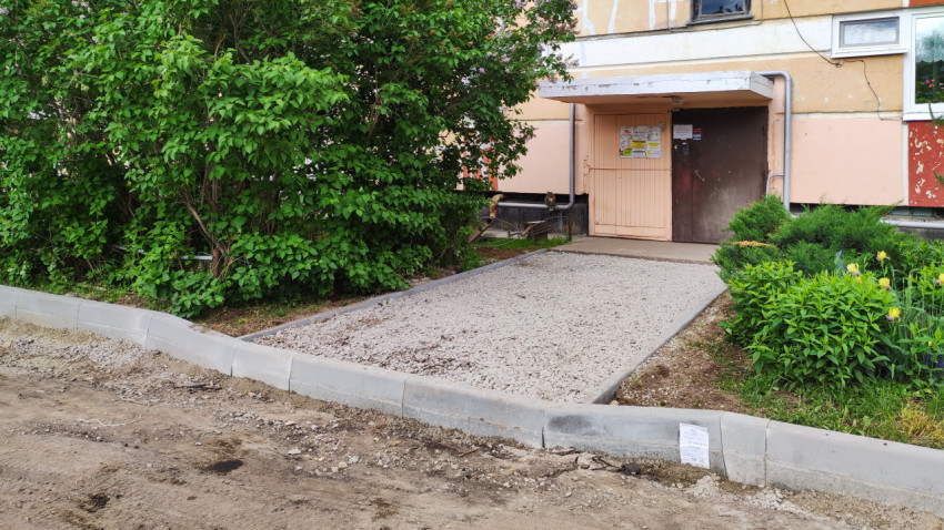 Благоустройство двора жилого дома с новой дорогой