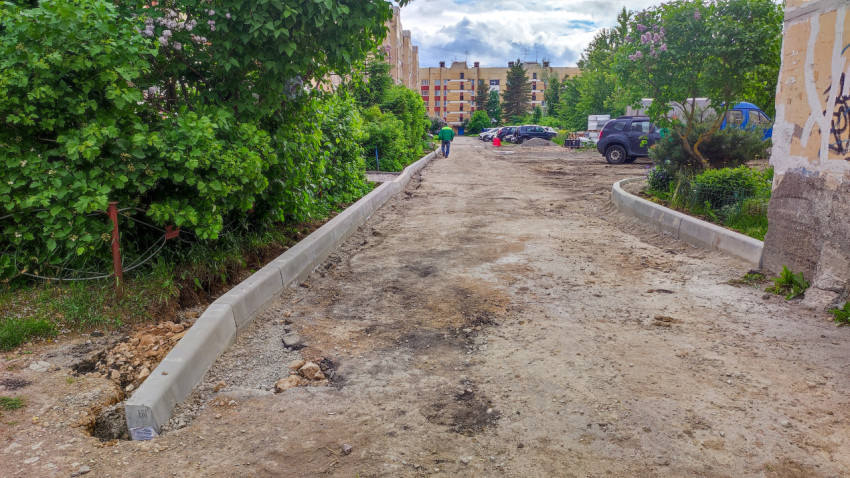 Установка бордюров на дороге в жилом дворе
